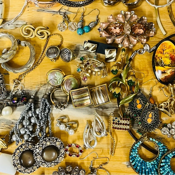 Jewelry Costume Jewelry Necklaces Brooches Bracelets Mixed Lot of 82 Pieces - Picture 7 of 16